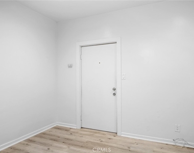 131 S Jackson Street - Photo Thumbnail 3