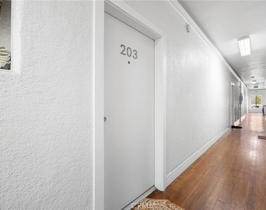131 S Jackson Street - Photo Thumbnail 2