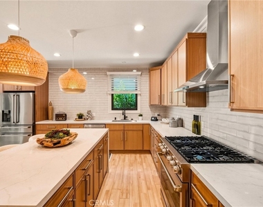 5558 Edgewood Place - Photo Thumbnail 7