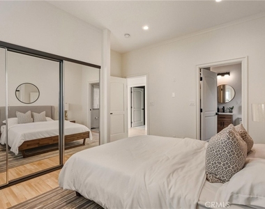 5558 Edgewood Place - Photo Thumbnail 12