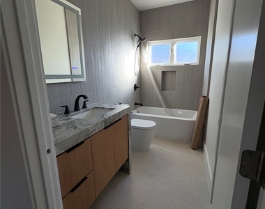 417 W Franklin Ave - Photo Thumbnail 3