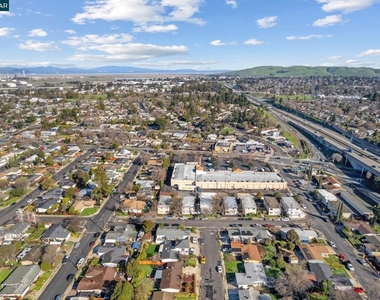 2756 Argyll Ave - Photo Thumbnail 6