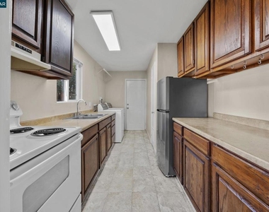2756 Argyll Ave - Photo Thumbnail 11