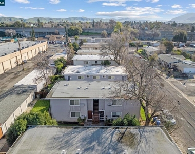 2756 Argyll Ave - Photo Thumbnail 4