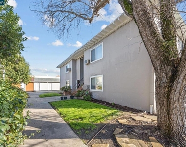 2756 Argyll Ave - Photo Thumbnail 10