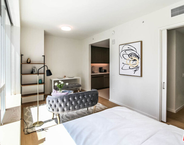 889 Francisco Street - Photo Thumbnail 7