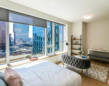 889 Francisco Street - Photo Thumbnail 3