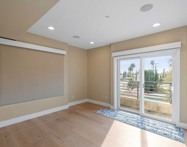 438 Arnaz Drive - Photo Thumbnail 7