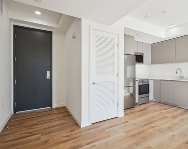 1814 Federal Avenue - Photo Thumbnail 4
