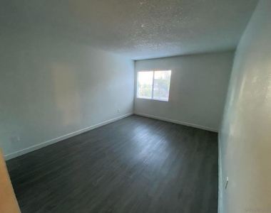 702 R Ave - Photo Thumbnail 5
