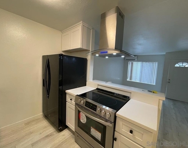 702 R Ave - Photo Thumbnail 1