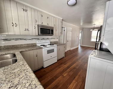 807 N Ellis Avenue - Photo Thumbnail 2