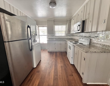 807 N Ellis Avenue - Photo Thumbnail 3
