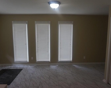 1403 Stephens Drive Ne - Photo Thumbnail 4