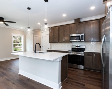 818 N Taylor Street - Photo Thumbnail 10