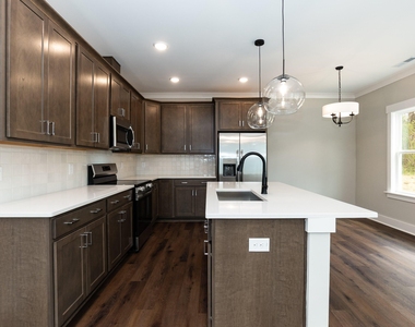 818 N Taylor Street - Photo Thumbnail 7