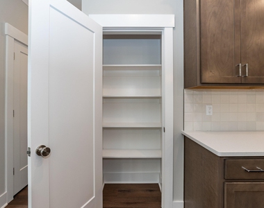 818 N Taylor Street - Photo Thumbnail 12