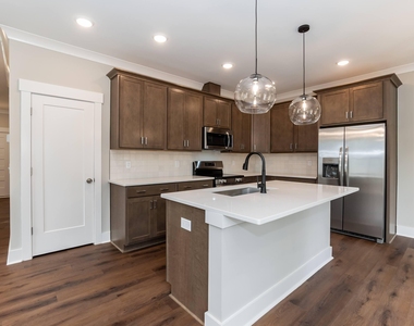 818 N Taylor Street - Photo Thumbnail 8