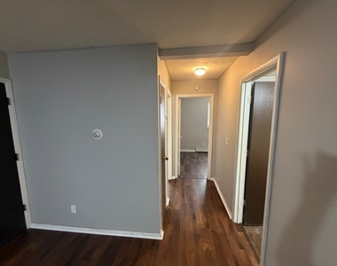 107 College Park Court - Photo Thumbnail 4