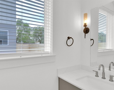 7208 Providence Ave - Photo Thumbnail 3