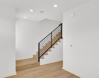 7208 Providence Ave - Photo Thumbnail 9