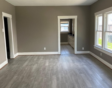 720 E 12th Street - Photo Thumbnail 2