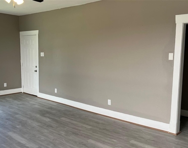 720 E 12th Street - Photo Thumbnail 3