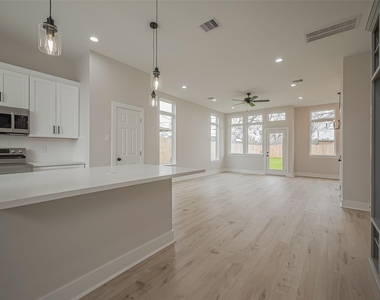 918 Saint Clair Street - Photo Thumbnail 5