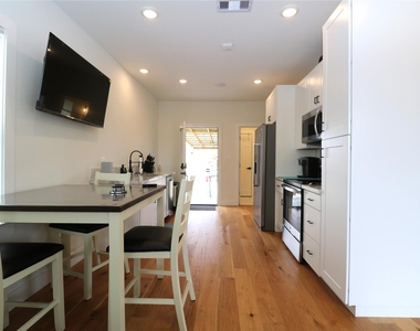 5506 Avenue Q 1/2 - Photo Thumbnail 8