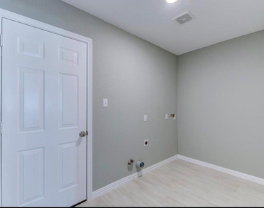 5824 Glen Lee Drive - Photo Thumbnail 12