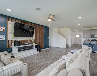 22 Desert Spring Lane - Photo Thumbnail 13