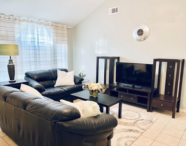 118 Willoughby Court - Photo Thumbnail 4