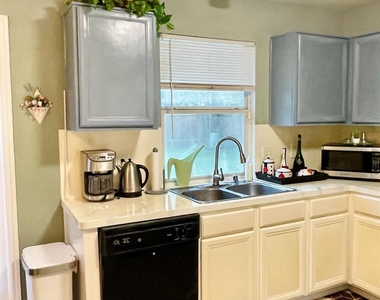 118 Willoughby Court - Photo Thumbnail 11