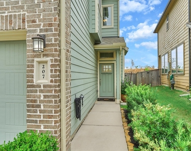 207 Biltmore Loop - Photo Thumbnail 2