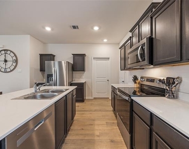 444 Vitex Drive - Photo Thumbnail 8