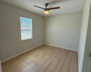 3113 Navaro Street - Photo Thumbnail 6
