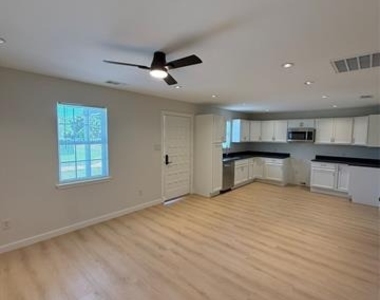 3113 Navaro Street - Photo Thumbnail 2