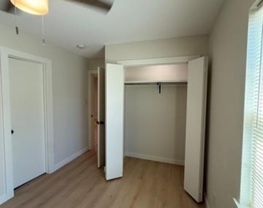 3113 Navaro Street - Photo Thumbnail 7