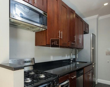 E 100th St/off 2nd Ave Nearest Q: 3BR, Elevator, W/D, SS Apps & NO Broker's Fees! Avail May 1 | Can view sooner - Photo Thumbnail 1