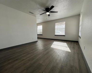2526 Louise Street - Photo Thumbnail 3