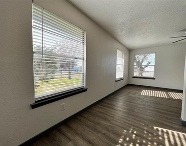 2526 Louise Street - Photo Thumbnail 7