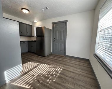 2526 Louise Street - Photo Thumbnail 6