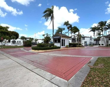9711 Fontainebleau Boulevard - Photo Thumbnail 16