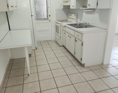 1007 N 19th Avenue - Photo Thumbnail 4