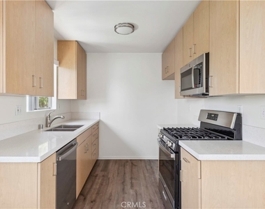 375 Woodland Pl - Photo Thumbnail 8