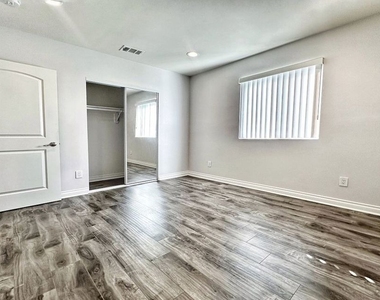 4829 W 17th Street - Photo Thumbnail 3