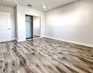 4829 W 17th Street - Photo Thumbnail 5