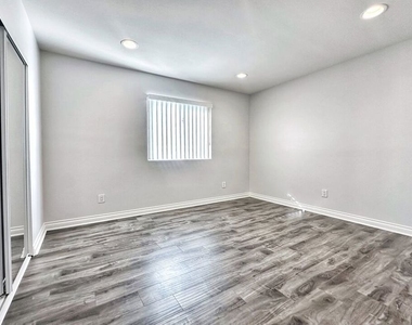 4829 W 17th Street - Photo Thumbnail 4