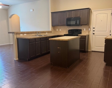 1112 Brendon Lee Ln - Photo Thumbnail 9