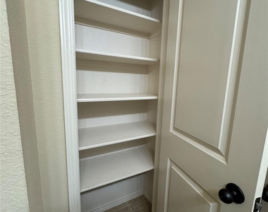 1112 Brendon Lee Ln - Photo Thumbnail 12